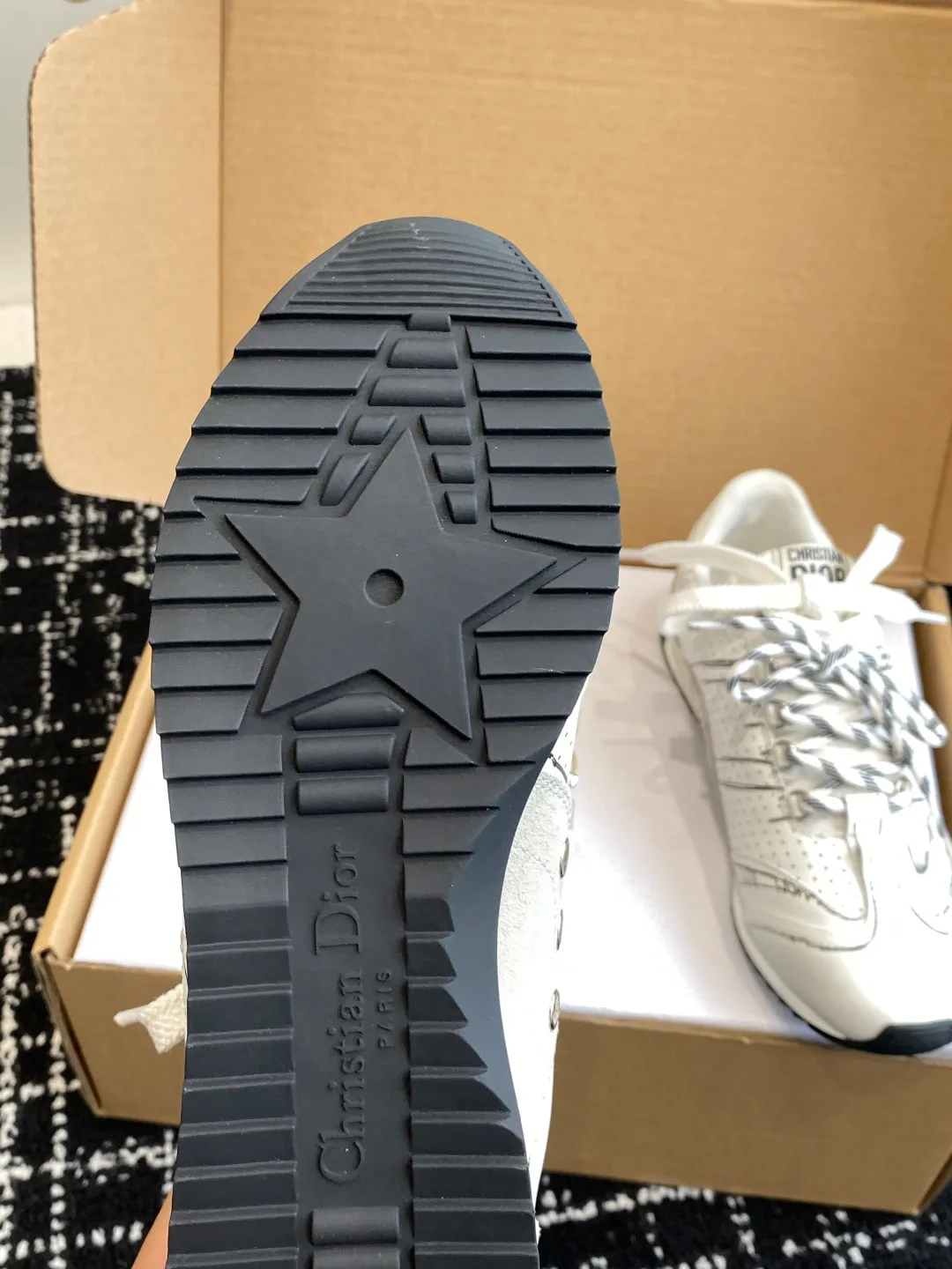 👟👟Ex-factory price 680👟👟 Purchasing grade (synchronized on the official website ✈️box packaging) Dior D-Sketch sneakers made a wonderful appearance at the Dior 25ss spring and summer ready-to-wear series show, highlighting the classic retro aesthetics. They are carefully made of white nylon and cow leather, decorated with printed logos inspired by the shoe production stage, with beige suede cowhide panels and double shoelaces. Handwritten Christian Dior Paris signature on the side, Christian Dior Paris signature panels and plaques on the heel and tongue. Paired with two-tone slim rubber soles, they add a touch of couture to any casual look. Size: #Female 35-40 (No return or exchange if order is made at 40) #Men 39-45 (No return or exchange if order is made at 45) (It will be shipped in about 20 days under development)